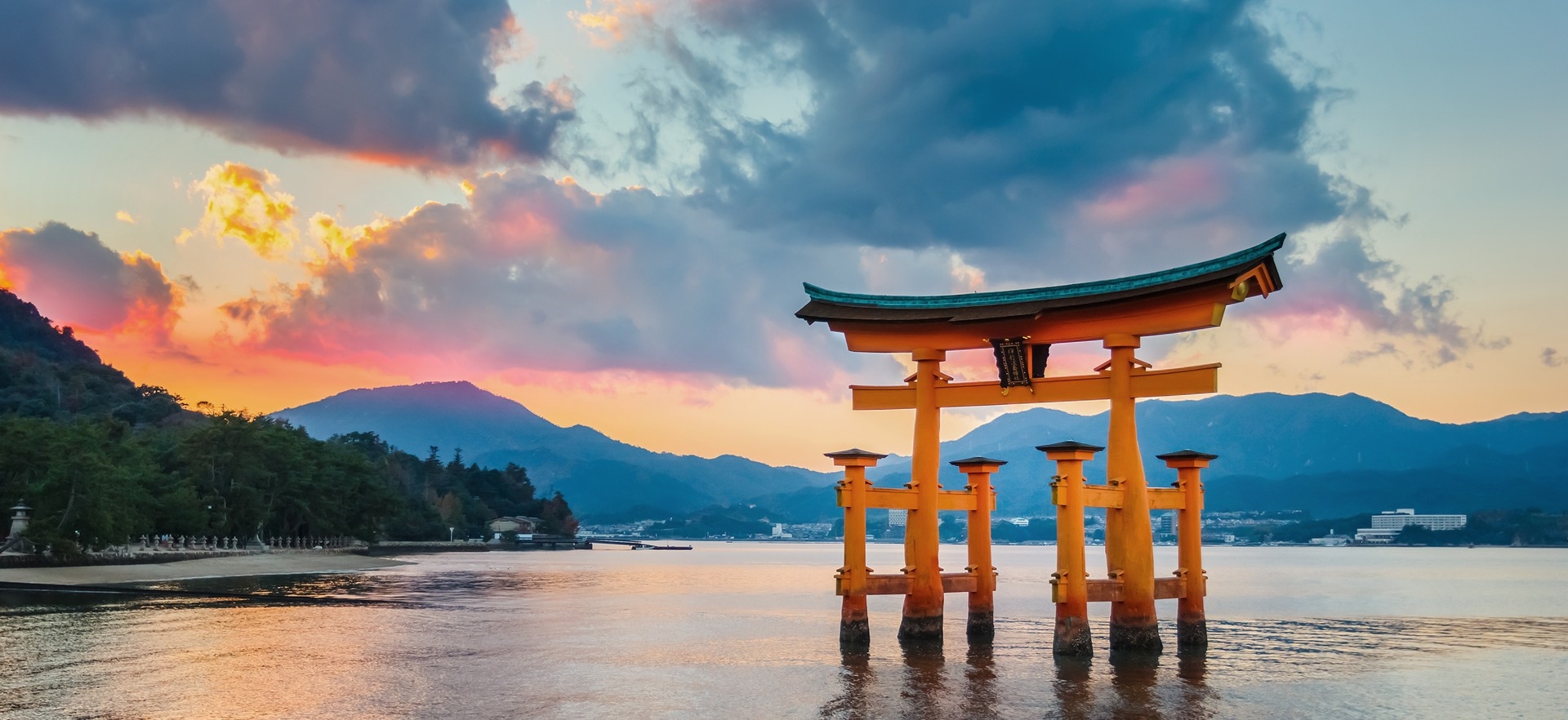 otorii-at-miyajima-japan
